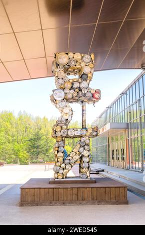 Skulptur mit der Schreibweise DMZ aus weggeworfenen Töpfen und Pfannen im DMZ Unification Observation Museum in Goseong, Südkorea Stockfoto