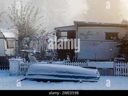 Der Campingplatz Steger im Winter mit Schnee und Nebel am frühen Morgen, Witten, Ruhrgebiet, Nordrhein-Westfalen, Deutschland Stockfoto