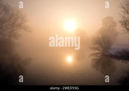 Das Ruhrgebiet im Winter am frühen Morgen mit Nebel bei atmosphärischem Sonnenaufgang, Witten, Ruhrgebiet, Nordrhein-Westfalen, Deutschland Stockfoto