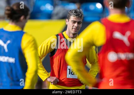 Marbella, Spanien. Januar 2024. Fußball: 1. Bundesliga, Saison 2023/2024, Trainingslager von Borussia Dortmund am 08.01.2024 in Marbella (Spanien). Gio Reyna hört zu. Quelle: dpa/Alamy Live News Stockfoto