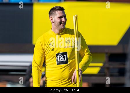 Marbella, Spanien. Januar 2024. Fußball: 1. Bundesliga, Saison 2023/2024, Trainingslager von Borussia Dortmund am 08.01.2024 in Marbella (Spanien). Niklas Süle lacht. Quelle: dpa/Alamy Live News Stockfoto