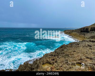 Fangen Sie die bezaubernde Schönheit von Puerto Ricos Landschaften ein, wo das Meer auf felsige Küsten unter dem weiten Himmel trifft Stockfoto