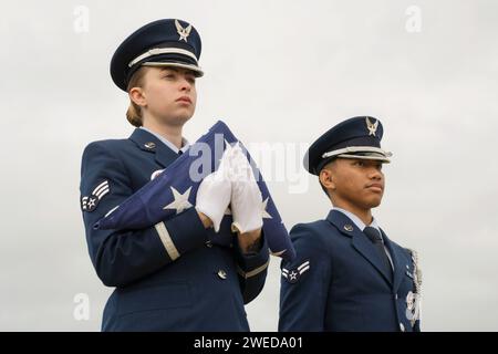 Tampa, Florida, USA. Januar 2024. Der Senior Airman Grace Pritchard, Linke, und der Airman 1st Class Christian Sayao, die Ehrenwache der MacDill Air Force, bereiten sich im Januar auf eine Zeremonie zum Fahnenfalten im Rahmen einer Ruhestandszeremonie in der MacDill AFB, Florida, vor. 15, 2024. Die MacDill AFB Honor Guard, die vom 6. Luftbetankungsflügel unterstützt wird, vergibt militärische Beerdigungen und unterstützt Basisereignisse, einschließlich Kommandowechsel und Ruhestandszeremonien. (Kreditbild: © U.S. Air Force/ZUMA Press Wire) NUR REDAKTIONELLE VERWENDUNG! Nicht für kommerzielle ZWECKE! Stockfoto