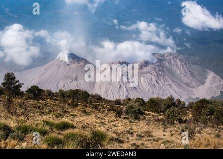 Santiaguito Lavadom, der vor dem Santa Maria Vulkan, Quetzaltenango, Guatemala, ausbricht Stockfoto