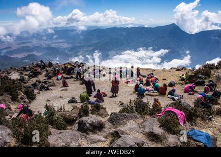 Maya-Gottesdienst auf dem Santa Maria Vulkan, Quetzaltenango, Guatemala Stockfoto