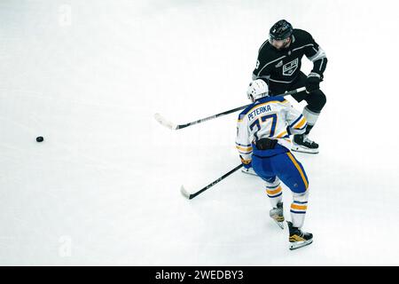 Los Angeles, USA. Januar 2024. Eishockey, Profiliga NHL, Los Angeles Kings - Buffalo Sabres, Hauptrunde, crypto.com Arena. Der Nationalspieler JJ Peterka von den Buffalo Sabres (Front) kämpft mit Matt Roy um den Puck. Quelle: Maximilian Haupt/dpa/Alamy Live News Stockfoto