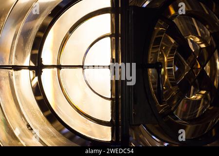 Nahaufnahme einer Leuchtturmleuchte mit Fresnel-Linse auf Metallrahmen, Sektorlicht Stockfoto