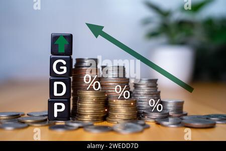 Bruttoinlandsprodukt, Finanzen, Management, Wirtschaft, Inflation, Rezession- und Geldkonzepte, BIP-Block mit Münzen und Symmetrie NACH OBEN und unten Stockfoto