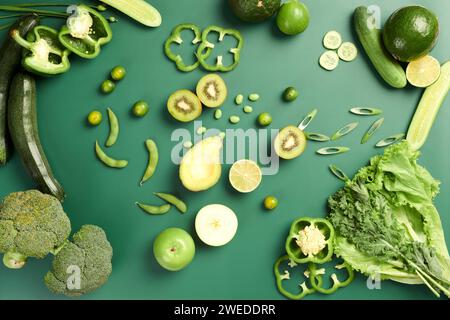 Sammlung verschiedener grüner Gemüse und Früchte, Blick von oben Stockfoto