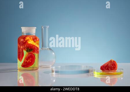 Das Laborkonzept mit Tomatenscheiben befindet sich in einer Petrischale aus Glas und einem transparenten Behälter mit gelber Flüssigkeit. Leeres rundes Podium für Produkt e Stockfoto