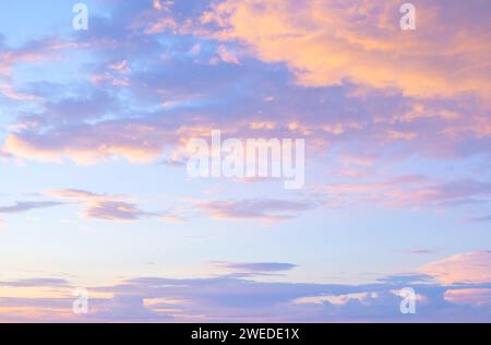 Leuchtender Sonnenuntergang Himmel in Rosa- und Blautönen Stockfoto