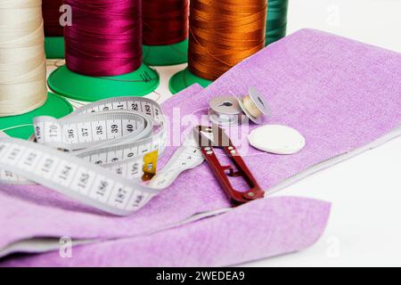 Stoffstücke und Faden. Schneiderei, Herstellung von Polstermöbeln. Stockfoto