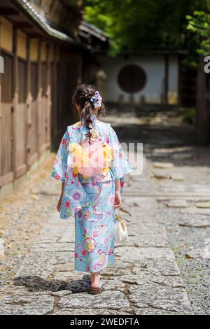 Japanisches Mädchen mit traditionellem Kimono Yukata auf der Straße in Kyoto, Japan. Stockfoto