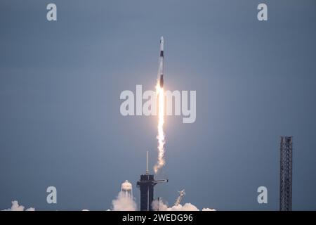 KSC, Florida, USA. Januar 2024. Eine SpaceX Falcon 9-Rakete mit dem Dragon-Raumschiff der Firma für Axiom Spaces Axiom Mission 3 (AX-3) zur Internationalen Raumstation startet am Donnerstag, den 18. Januar 2024, um 16:49 Uhr EST vom Launch Complex 39A im Kennedy Space Center der NASAs in Florida. Ax-3 ist die dritte All-Private-Astronautenmission zur Raumstation, die Besatzungsmitglieder Michael LÃ³pez-AlegrÃ-A, Pilot Walter Villadei und die Missionsspezialisten Marcus Wandt und Alper Gezeravci in die Umlaufbahn schickt. Die Crew wird etwa zwei Wochen lang Schwerelosigkeit erforschen, pädagogisch arbeiten Stockfoto