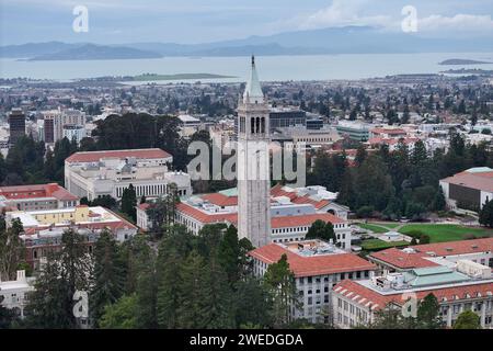 Ein allgemeiner Blick auf den Sather Tower auf dem Campus der University of California, Berkeley, Sonntag, 31. Dezember 2023, in Berkeley, Kalifornien Stockfoto