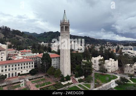 Ein allgemeiner Blick auf den Sather Tower auf dem Campus der University of California, Berkeley, Sonntag, 31. Dezember 2023, in Berkeley, Kalifornien Stockfoto