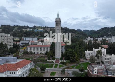 Ein allgemeiner Blick auf den Sather Tower auf dem Campus der University of California, Berkeley, Sonntag, 31. Dezember 2023, in Berkeley, Kalifornien Stockfoto