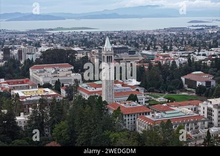 Ein allgemeiner Blick auf den Sather Tower auf dem Campus der University of California, Berkeley, Sonntag, 31. Dezember 2023, in Berkeley, Kalifornien Stockfoto