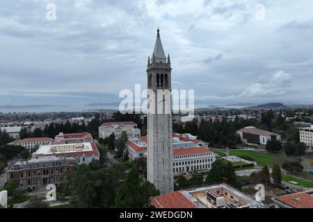 Ein allgemeiner Blick auf den Sather Tower auf dem Campus der University of California, Berkeley, Sonntag, 31. Dezember 2023, in Berkeley, Kalifornien Stockfoto