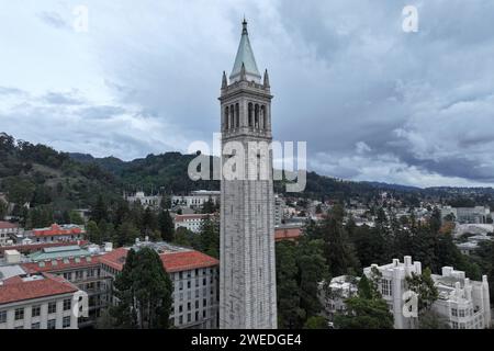 Ein allgemeiner Blick auf den Sather Tower auf dem Campus der University of California, Berkeley, Sonntag, 31. Dezember 2023, in Berkeley, Kalifornien Stockfoto