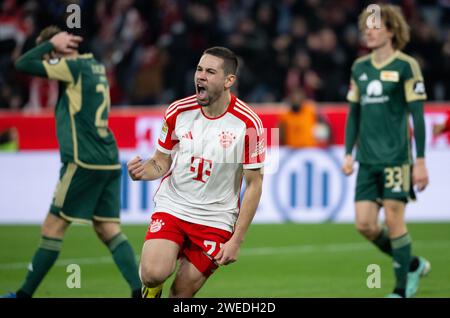 München, Deutschland. Januar 2024. Fußball: Bundesliga, Bayern München - 1. FC Union Berlin, Spieltag 13 in der Allianz Arena. Raphael Guerreiro aus München feiert sein Tor mit 1:0. Hinweis: Sven Hoppe/dpa – WICHTIGER HINWEIS: gemäß den Vorschriften der DFL Deutscher Fußball-Liga und des DFB Deutscher Fußball-Bundes ist es verboten, im Stadion und/oder des Spiels aufgenommene Fotografien in Form von sequenziellen Bildern und/oder videoähnlichen Fotoserien zu verwenden oder zu nutzen./dpa/Alamy Live News Stockfoto