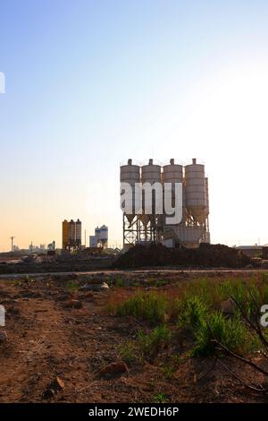 Betonmischanlage, Silo, Bau Baustelleneinrichtung. Stockfoto