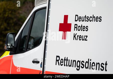 Unterkirnach, Deutschland. Januar 2024. Das Deutsche Rote Kreuz und der Rettungsdienst sind auf einem Rettungsfahrzeug zu sehen. Quelle: Silas Stein/dpa/Alamy Live News Stockfoto