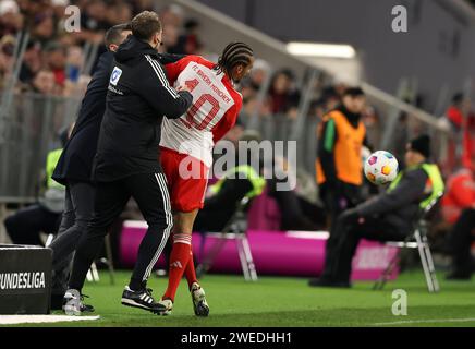 Nenad Bjelica, Cheftrainer des 1. FC Union Berlin, und Leroy Sane von Bayern München treffen Streit zwischen Leroy Sane von Bayern Muenchen und Nenad Bjelica Trainer des FC Union Berlin Fussball 1. Bundesliga Saison 2023 / 2024 FC Bayern MŸnchen FC Union Berlin 24.1.2024 in MŸnchner Allianz Arena © diebilderwelt / Alamy Stock Stockfoto