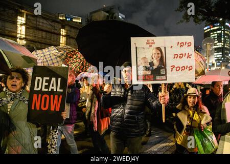 Tel Aviv, Israel. Januar 2024. Demonstranten marschieren durch die Straßen, während sie während der Demonstration Schilder halten. Israelische Frauen blockieren den Ayalon Highway und fordern einen sofortigen Geiselvertrag und Waffenstillstand. 136 israelische Geiseln werden immer noch in lebensbedrohlicher Gefangenschaft der Hamas in Gaza festgehalten, nachdem sie während des Angriffs vom 7. Oktober als Geiseln genommen wurden. Quelle: SOPA Images Limited/Alamy Live News Stockfoto