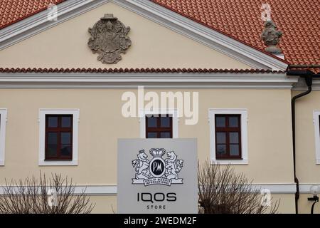 Mikulov, Tschechische Republik - 9. Oktober 2023: Stand mit dem Logo von Iqos und Philip Morris in Mikulov vor dem Firmensitz. Hoch q Stockfoto