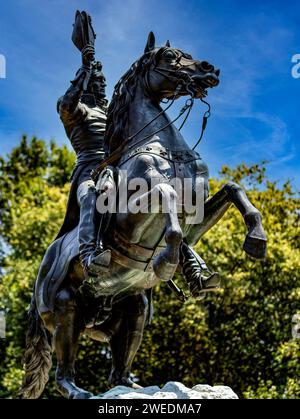 Das Denkmal von Andrew Jackson auf dem Pferd auf dem Lafayette Square vor dem Weißen Haus und der berühmte Obelisk in Washington DC (USA). Stockfoto