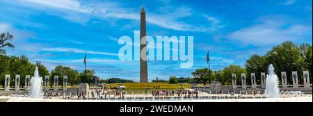 Panoramablick auf das National World war II Memorial mit dem Obelisk des ersten amerikanischen Präsidenten George Washington in der National Mall. Stockfoto