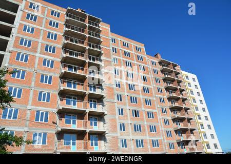 Gebäude, Errichtung eines neuen Wohngebäudes, Wohnblock. Ein neues Hochhaus mit unvollendeten Balkonen im Bau. Stockfoto