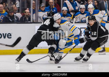 Los Angeles, Kalifornien, USA. Januar 2024. MIKEY ANDERSON von den Los Angeles Kings der NHL überprüft DYLAN COZENS von den Buffalo Sabres während eines Spiels in der Crypto.com Arena in Los Angeles, Kalifornien am 24. Januar 2024 (Credit Image: © Alex Cave/ZUMA Press Wire) NUR REDAKTIONELLE VERWENDUNG! Nicht für kommerzielle ZWECKE! Stockfoto