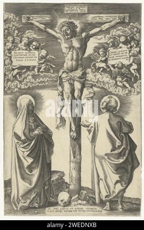 Christus an der Kreuzung zwischen Maria und Johannes, Hans Brosamer, 1542 Druck Christus an der Kreuzung zwischen Maria und Johannes. Zwei lateinische Texte von Esaias und Johannes werden von Engeln im Himmel getragen, über dem Kreuz ist ein hebräischer Text und zwei griechische Regeln unter dem Kreuz. Fulda-Papier mit dem Gravur des Kreuzes Christi mit Maria und Johannes auf beiden Seiten des Kreuzes; Heilige Rood Stockfoto