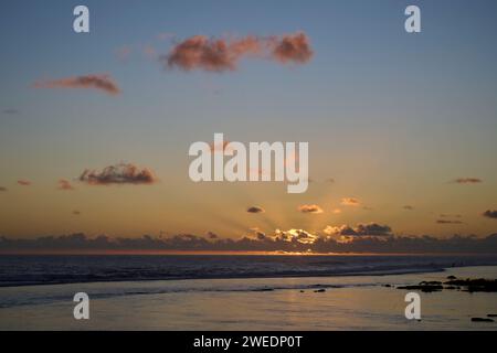 Die Sonne geht über der Küste von Siargao auf den Philippinen auf Stockfoto