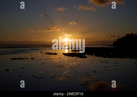 Die Sonne geht über der Küste von Siargao auf den Philippinen auf Stockfoto