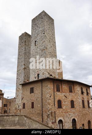 Die Salvucci Towers, auch Twin Towers genannt, in der Altstadt von San Gimignano, Toskana, Italien Stockfoto