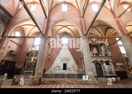 Grabmal von Antonio Canova aus dem 19. Jahrhundert und Grabdenkmal für Dogen Giovanni Pesaro von Baldassare Longhena aus dem 17. Jahrhundert in der gotischen Basilika di Stockfoto