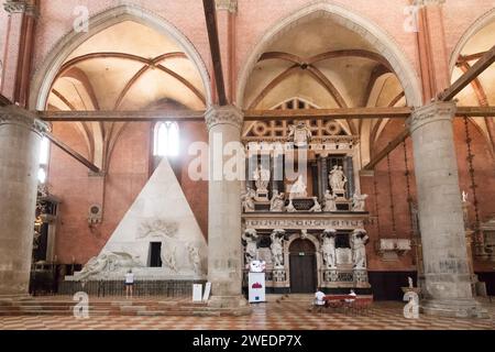 Grabmal von Antonio Canova aus dem 19. Jahrhundert und Grabdenkmal für Dogen Giovanni Pesaro von Baldassare Longhena aus dem 17. Jahrhundert in der gotischen Basilika di Stockfoto