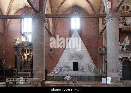 Grab von Antonio Canova aus dem 19. Jahrhundert in der gotischen Basilika di Santa Maria Gloriosa dei Frari (Basilika Frari) in San Polo Sestiere im historischen Zentrum Stockfoto