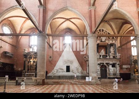 Grabmal von Antonio Canova aus dem 19. Jahrhundert und Grabdenkmal für Dogen Giovanni Pesaro von Baldassare Longhena aus dem 17. Jahrhundert in der gotischen Basilika di Stockfoto