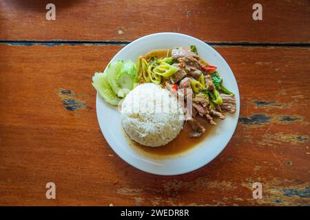 Reis mit gebratenem Rindfleisch mit heiligem Basilikum. Gebratenes Rindfleisch mit Austernsauce mit Chili und gedämpftem Reis Stockfoto