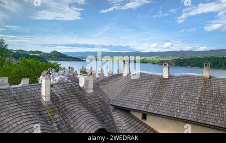 Blick von der Burg Dunajec im Dorf Zamek-Niedzica am See Czorsztyńskie, Polen. Stockfoto