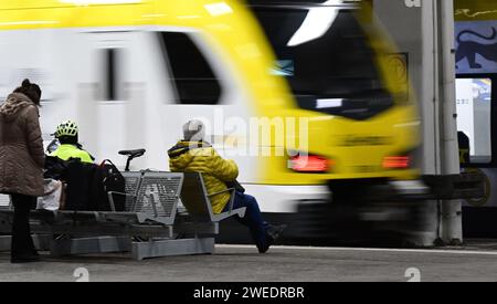 Stuttgart, Deutschland. Januar 2024. Passagiere warten auf einem Bahnsteig am Hauptbahnhof und beobachten einen abfahrenden Regionalzug. Die Deutsche Zugführergewerkschaft (GDL) hat einen mehrtägigen Streik bei der Deutschen Bahn ausgerufen. Sie ist die vierte und mit Abstand längste Arbeitskampfmaßnahme im laufenden Lohnstreit bei der Deutschen Bahn. (Wischeffekt durch lange Belichtung) Credit: Bernd Weißbrod/dpa/Alamy Live News Stockfoto