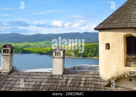 Blick von der Burg Dunajec im Dorf Zamek-Niedzica am See Czorsztyńskie, Polen. Stockfoto