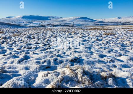 Ein Weitwinkelblick auf Ingleborough und Simon fiel an einem wunderschönen Wintertag in den Yorkshire Dales in England, mit viel Schnee auf dem Boden. Stockfoto