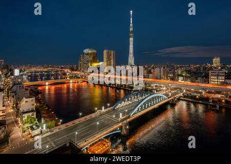 Tokio Stadtbild mit Tokio Skytree und Sumida Fluss bei Nacht in Tokio, Japan. Stockfoto