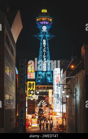 Osaka, Japan - 7. Dezember 2023: Architektonisches Wahrzeichen des Tsutenkaku-Turms, beleuchtet bei Nacht im Stadtteil Shinsekai von Osaka, Japan. Stockfoto