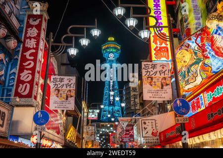 Architektonisches Wahrzeichen des Tsutenkaku-Turms, beleuchtet bei Nacht im Stadtteil Shinsekai in Osaka, Japan. Stockfoto